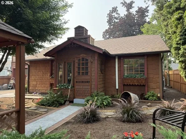 1039 C St, Springfield, OR 97477