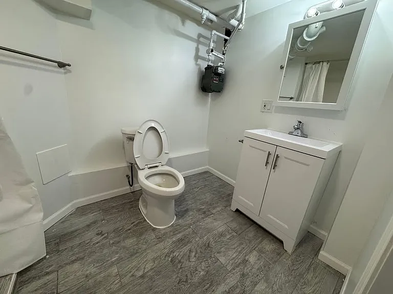 1523 W 18th St #BASEMENT — Photo 4