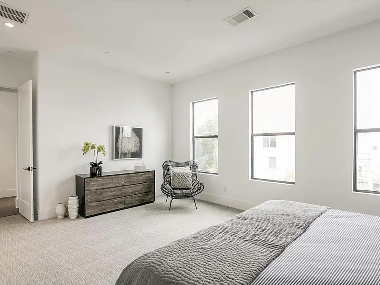 325 E 2nd St — Photo 12