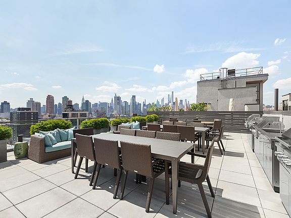 4th image of 2218 Jackson Ave #1011