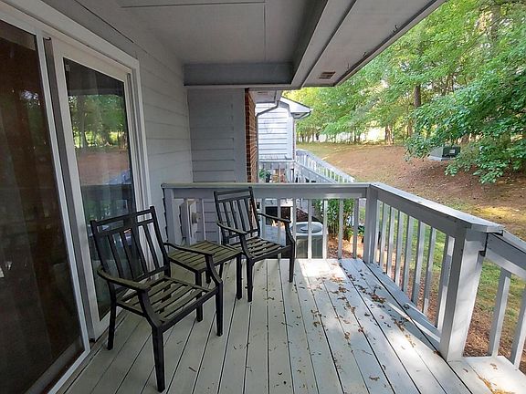 4th image of 1037 Hempstede Dr