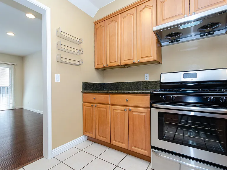 2737 Montrose Ave #105 — Photo 24