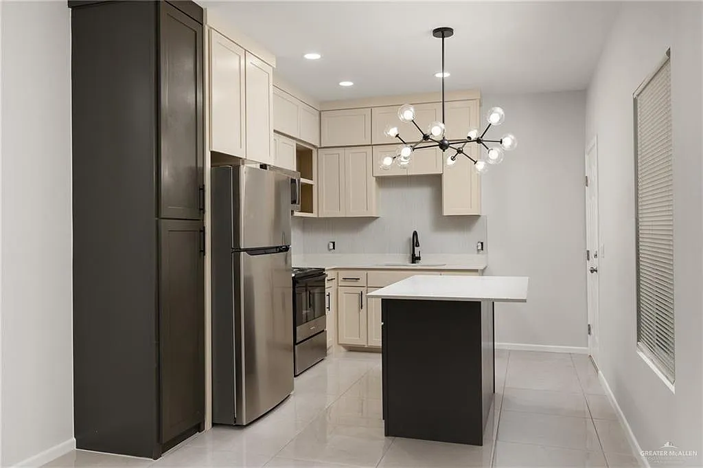 3 bed, 2.0 bath, 4250 sqft, $1,100 — Photo 2
