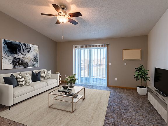 Fargo, ND Sunwood Apartments | Living