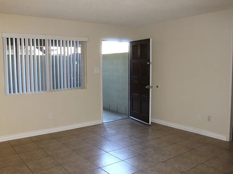 5913 Nogal Ave — Photo 2