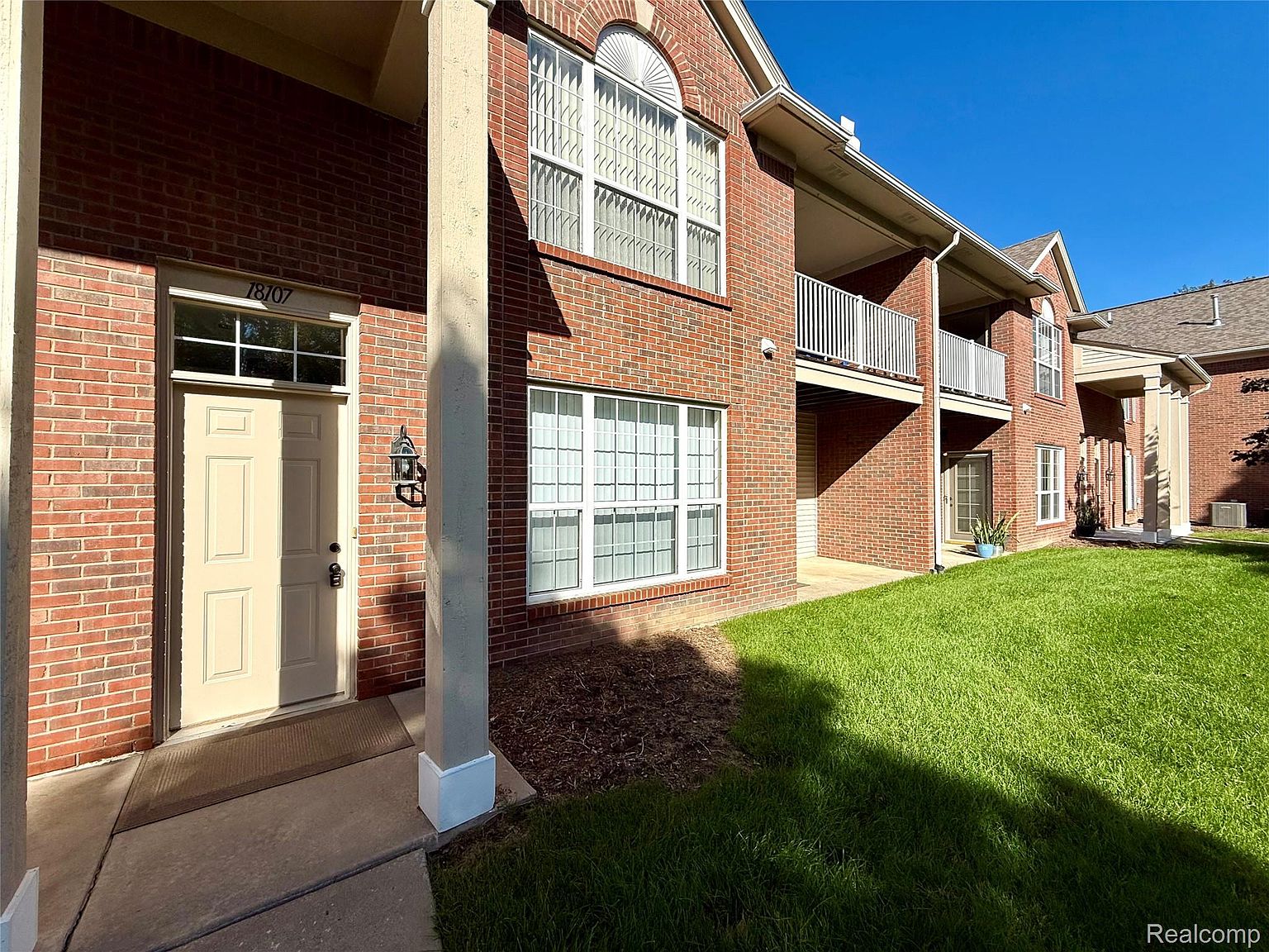 18107 Chesapeake Cir, Walled Lake, MI 48390