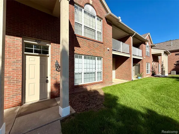 18107 Chesapeake Cir, Walled Lake, MI 48390
