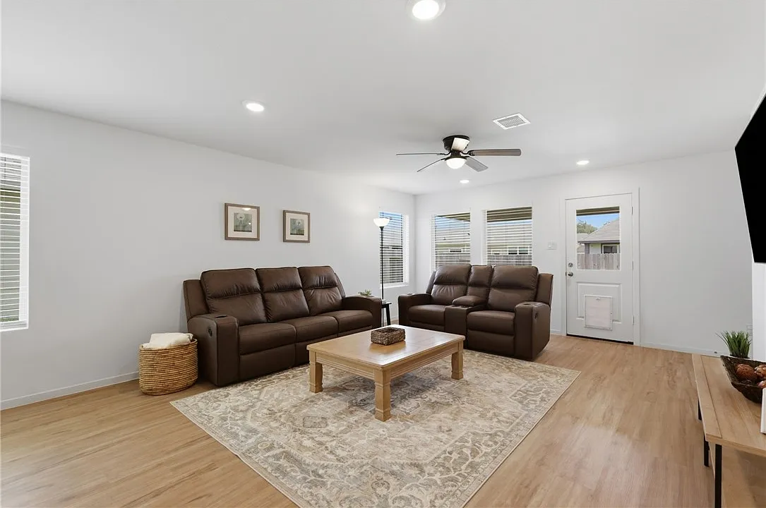 4 bed, 1804 sqft, $2,300 — Photo 3