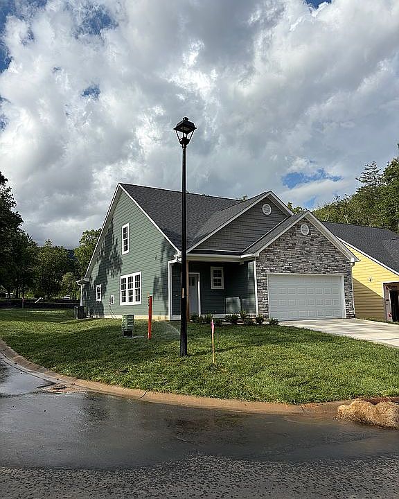 1st image of 208 Slade Ln