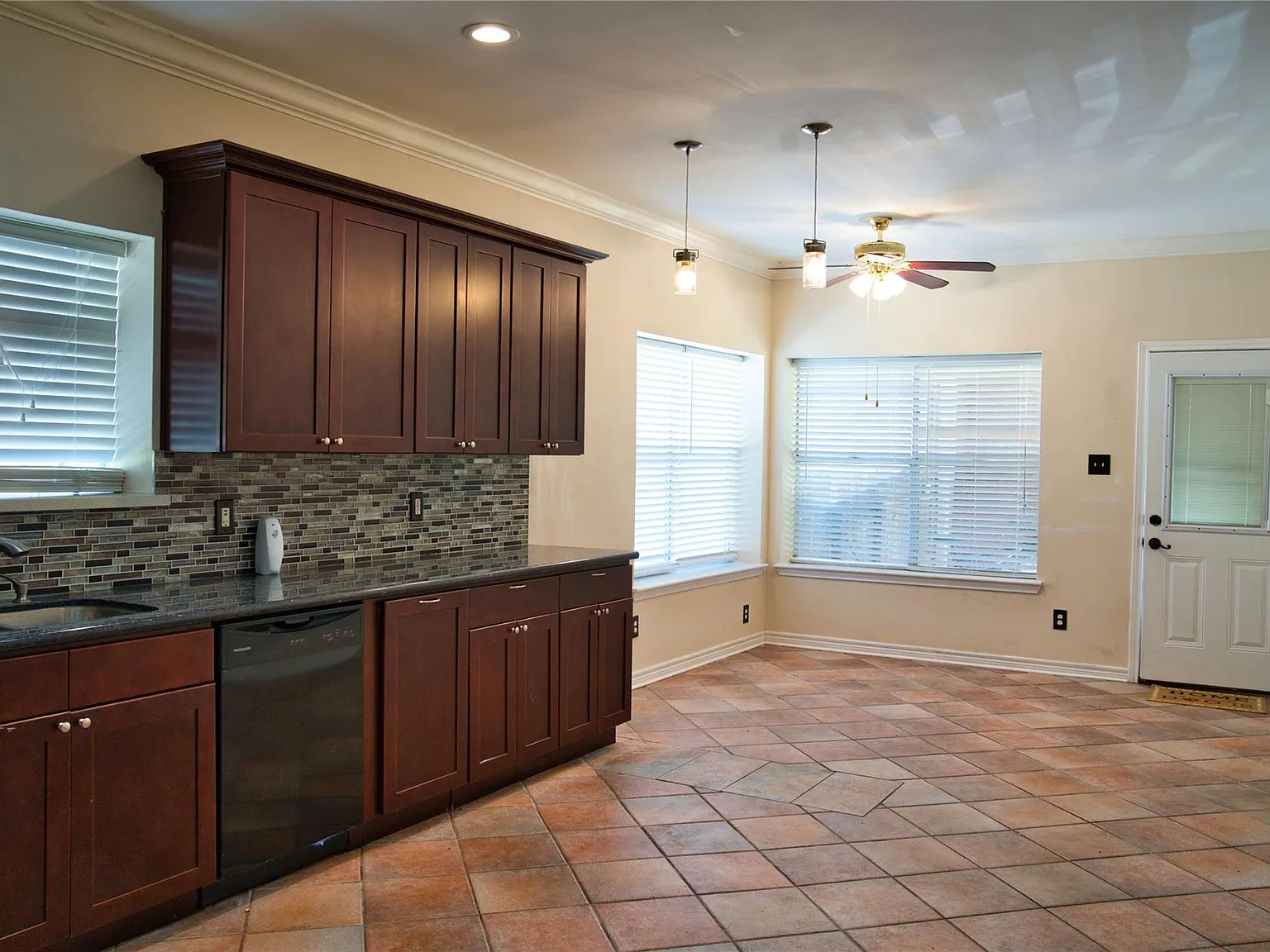 4 bed, 2.5 bath, 2665 sqft, $2,600 — Photo 4