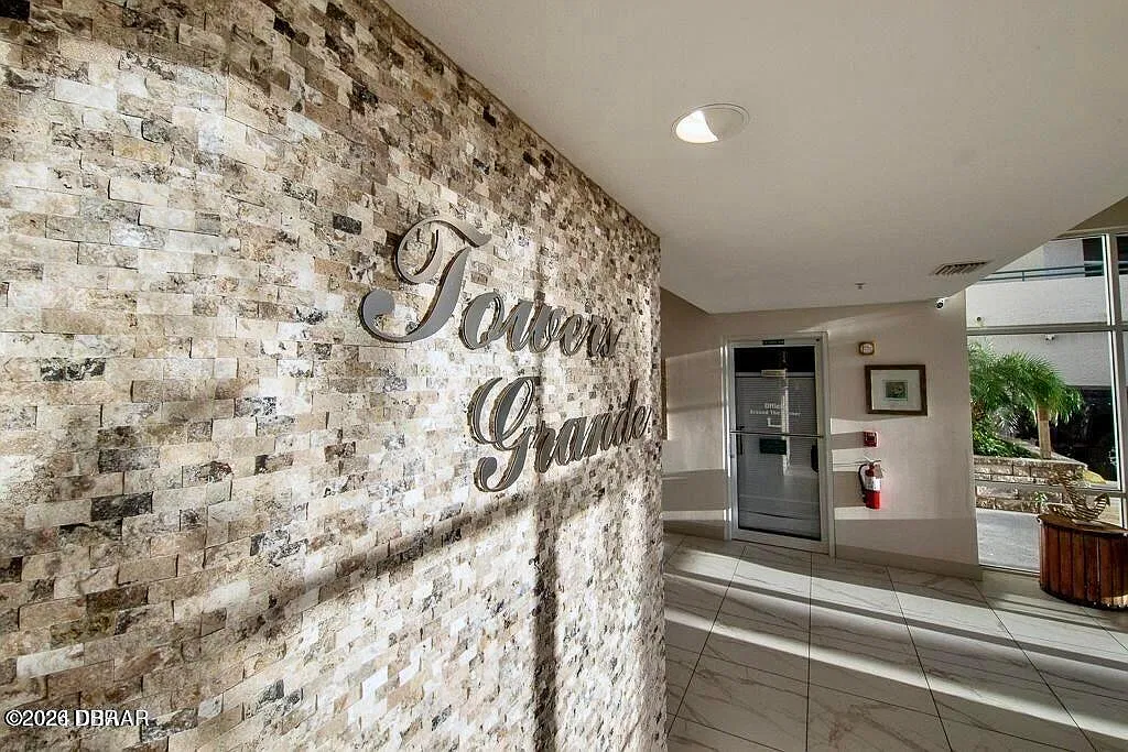 3 bed, 3.0 bath, 2140 sqft, $2,895 — Photo 2