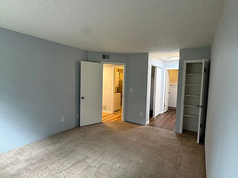 350 S Estes St #B — Photo 15
