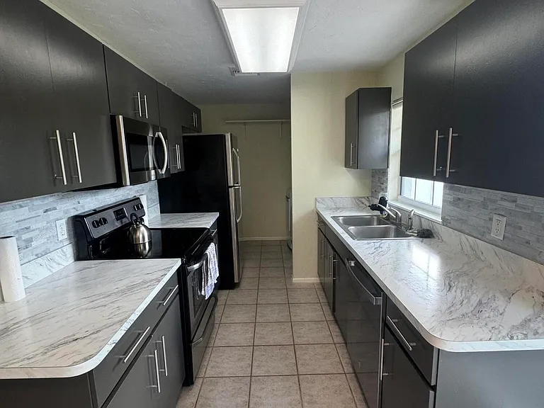 121 Franklyn Ave — Photo 9