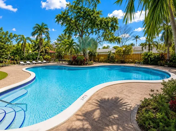 6904 N Kendall Dr, Pinecrest, FL