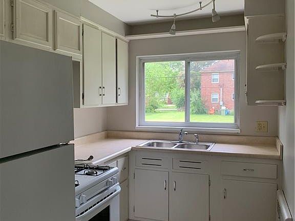 5th image of 426 Lonsdale Ave