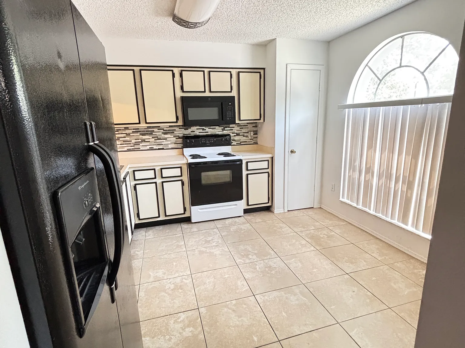 3 bed, 1160 sqft, $2,100 — Photo 2