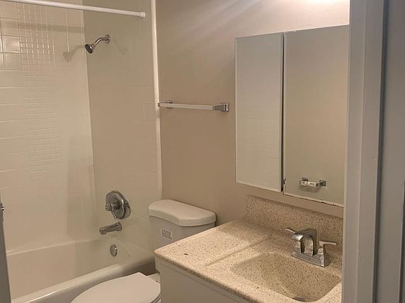 5th image of 3951 Hamilton Ave #38