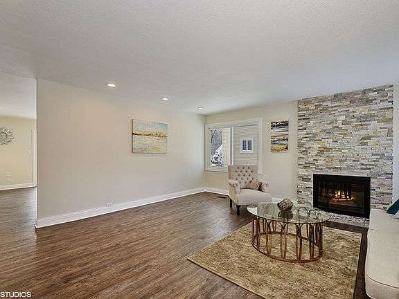 3rd image of 1224 Arlington Dr E