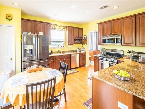 5th image of 82 Indian Field Dr