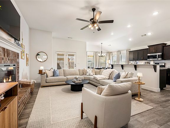 3rd image of 2402 Armstrong Ln