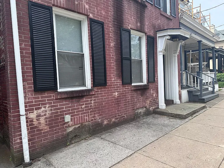 422 W Orange St — Photo 9