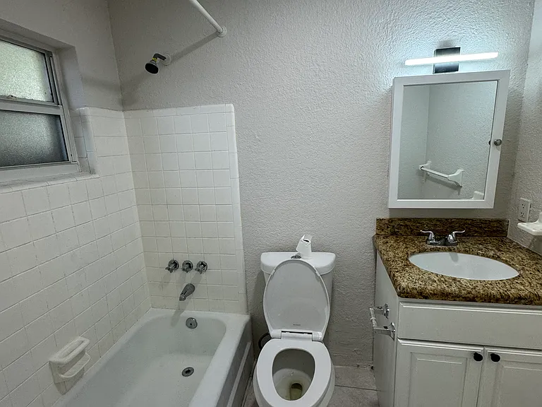 700 SW 15th Ave #6 — Photo 8