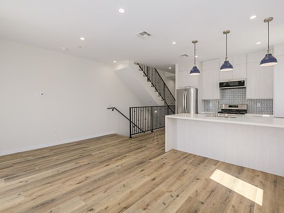 4th image of 815 N June St