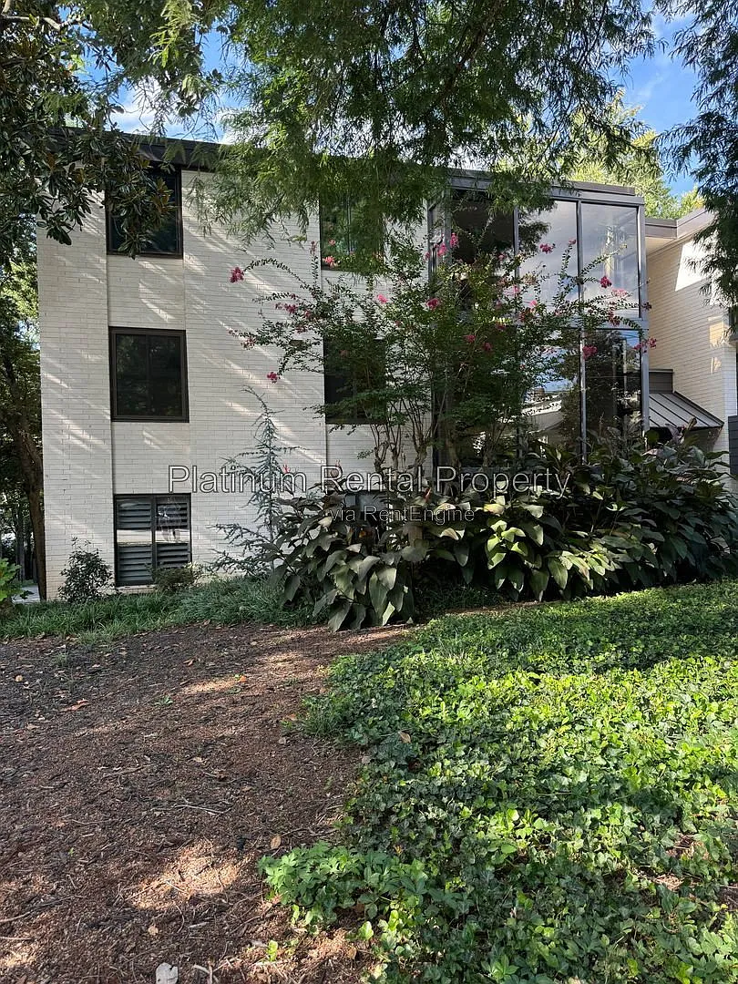 1 bed, 1.0 bath, 676 sqft, $2,000 — Photo 2