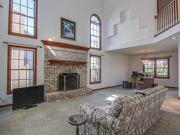 3rd image of 202 Hampshire Dr