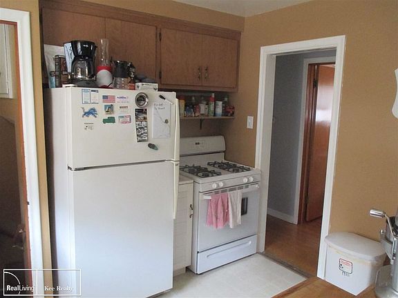 5th image of 23359 Courtland Ave