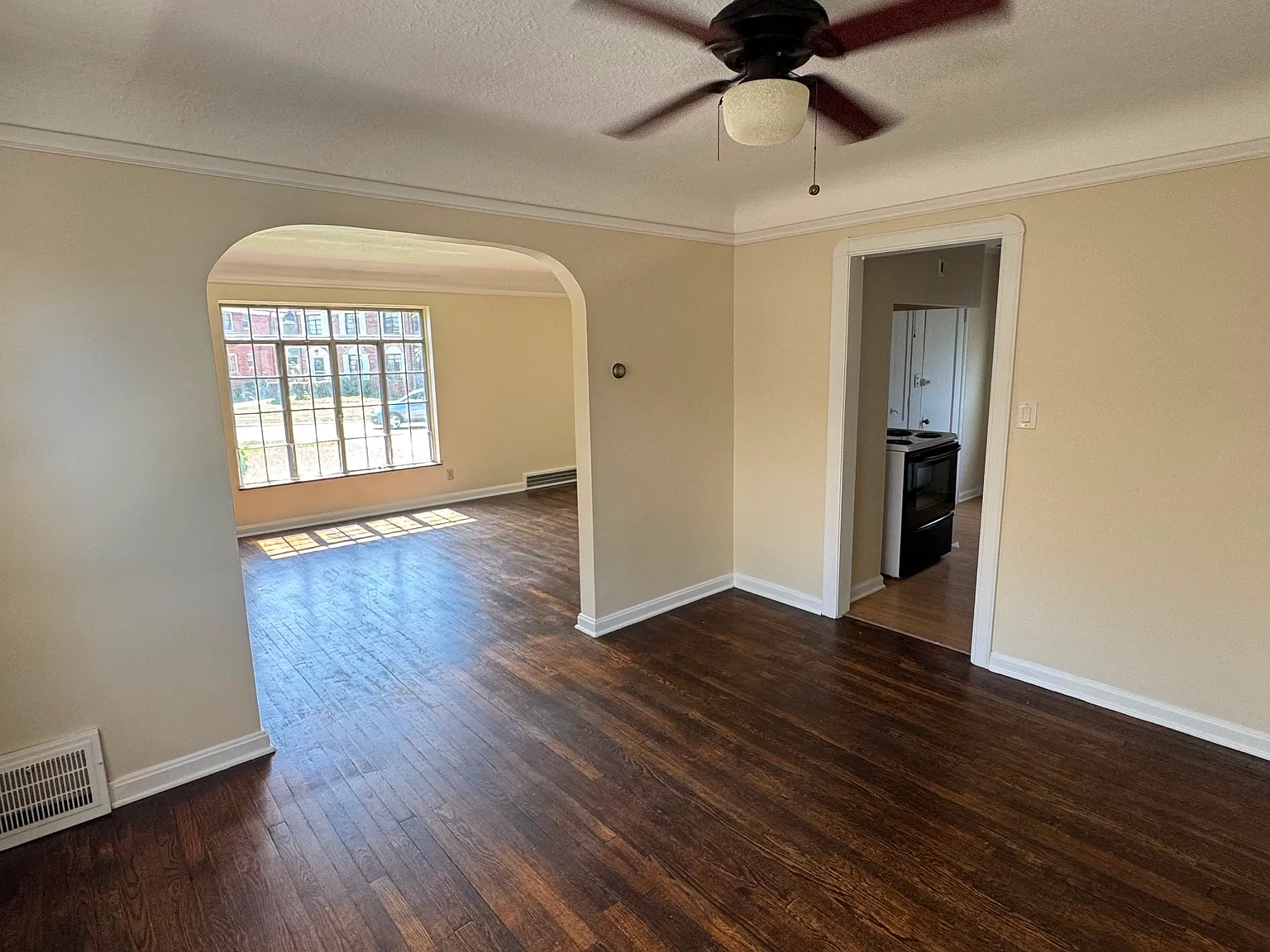 2 bed, 1000 sqft, $1,345 — Photo 4