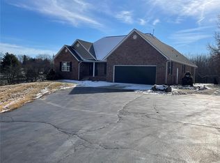 3007 Fox Run Dr, Godfrey, IL 62035