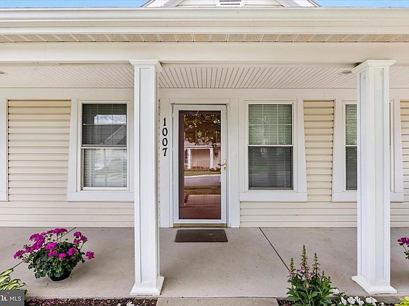 4th image of 1007 Parade Ln