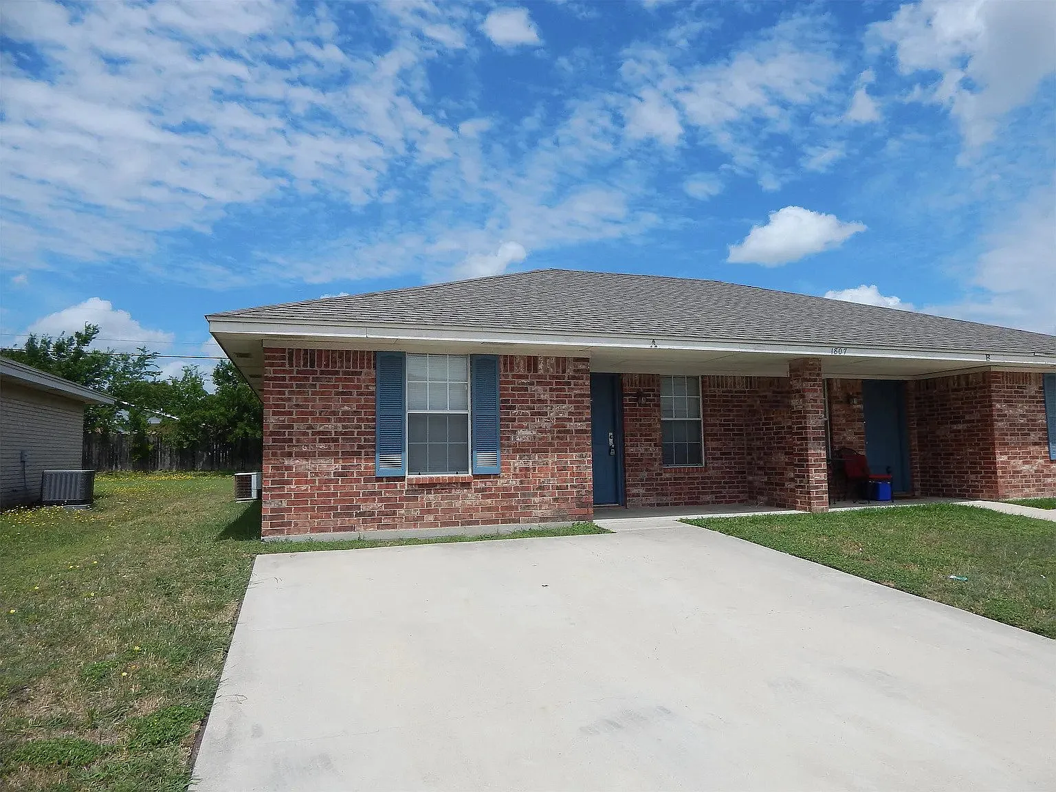2 bed, 1.0 bath, 882 sqft, $975 — Photo 1