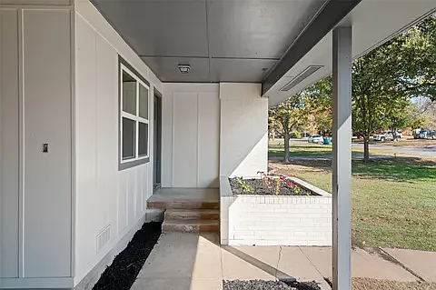 1411 W Shields Dr — Photo 3