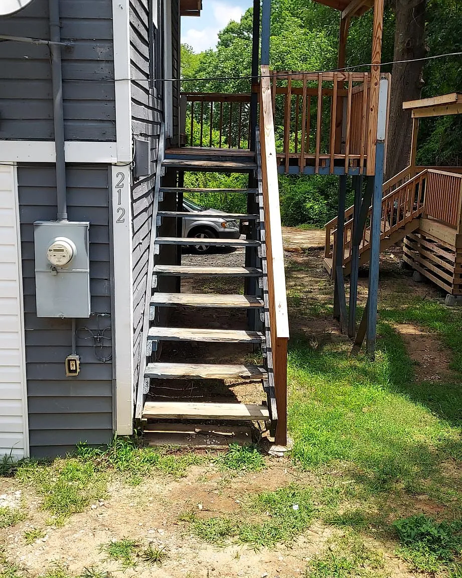 212 W Oak St — Photo 2