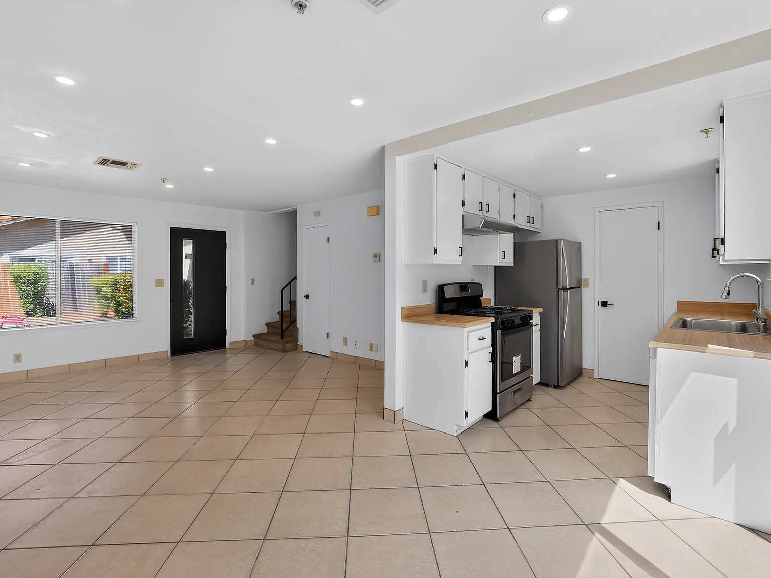 3 bed, 1.5 bath, 1000 sqft, $2,495 — Photo 2