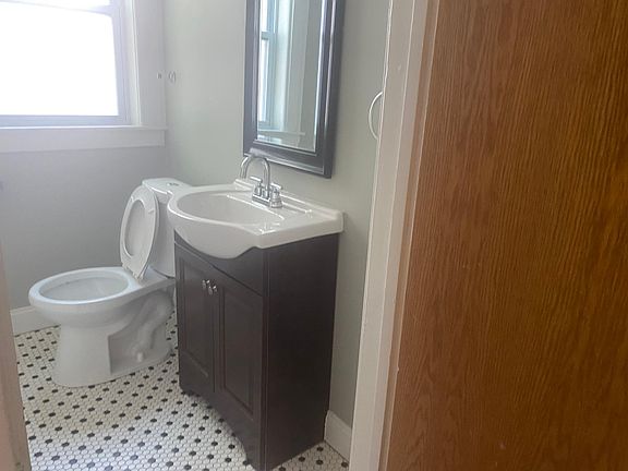 4th image of 334 E Oakridge St