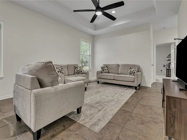 3800 Blackhawk Ln — Photo 4