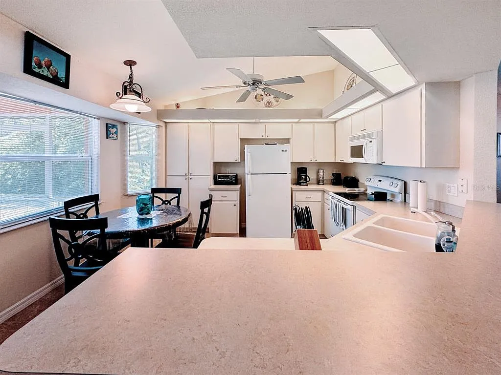 3 bed, 2.0 bath, 1658 sqft, $2,100 — Photo 4