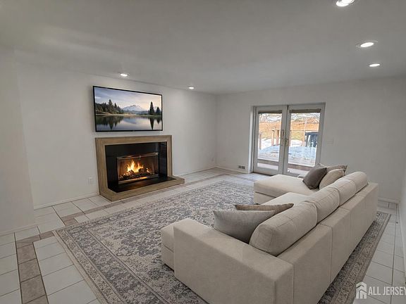 5th image of 1363 River Rd