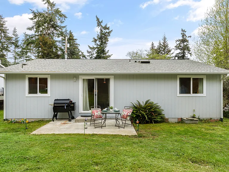 1257 Russell Dr — Photo 3