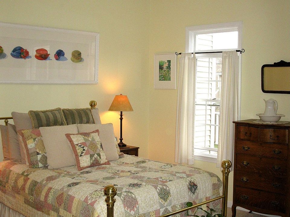 Master Bedroow w/ full bath & walk in Closet