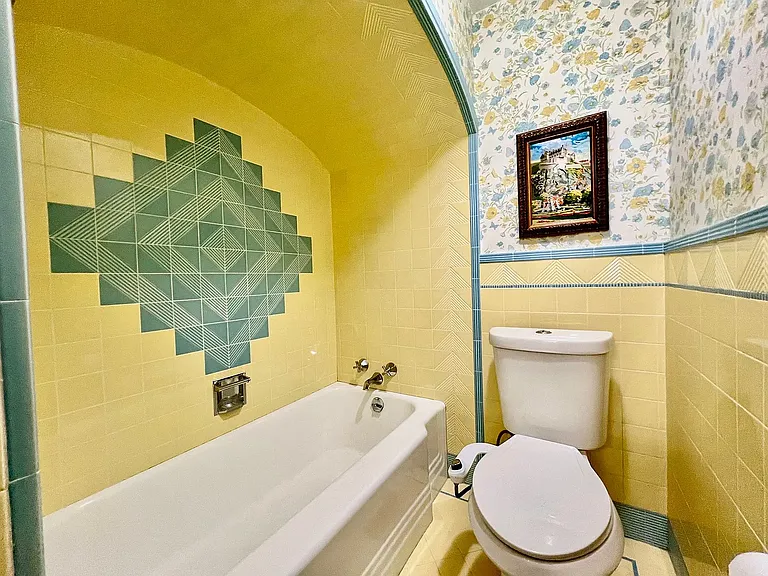 2580 N Monaco Pkwy #2 — Photo 23