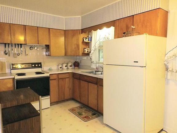 4th image of 447 Harvey St