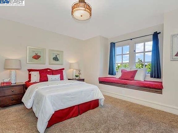 2nd floor 2nd bedroom with city light view