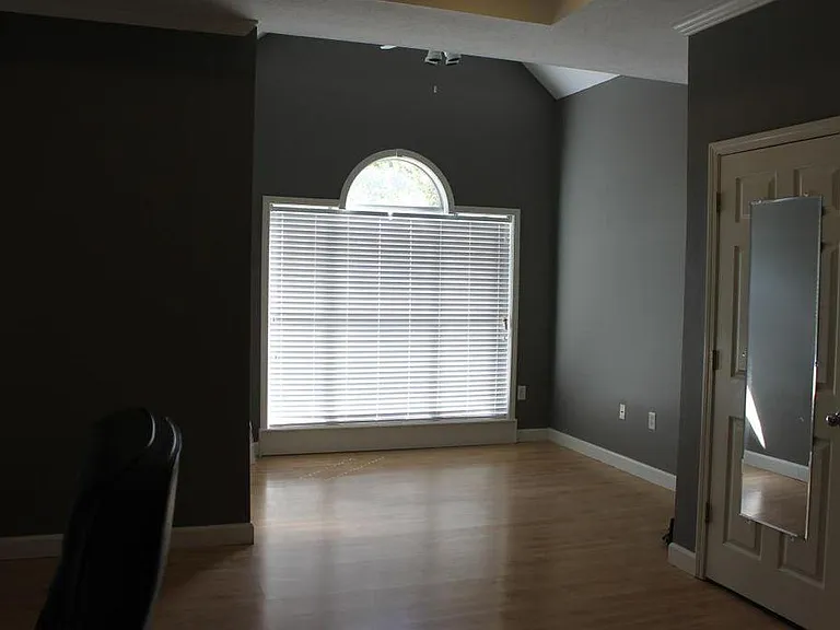 325 Pinewood Ln — Photo 15