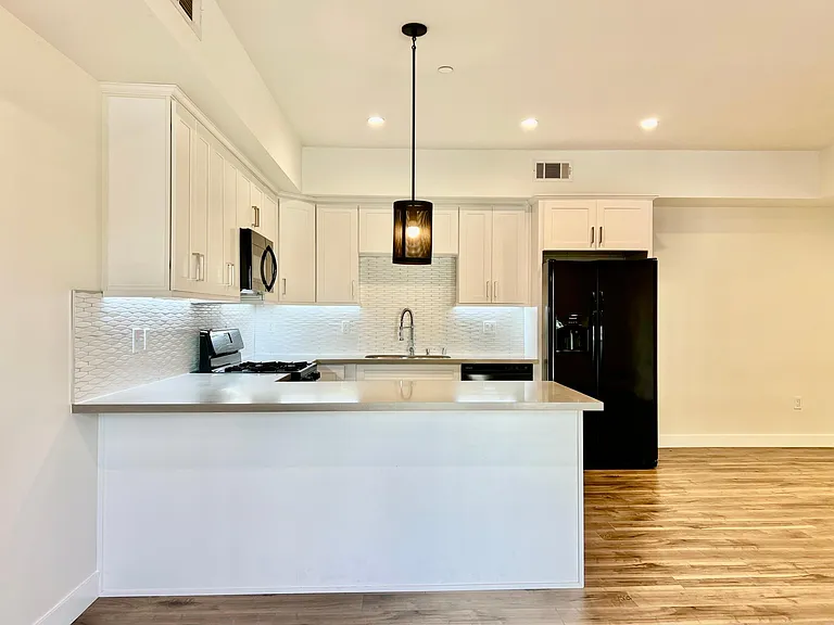 340 N Oxford Ave #202 — Photo 12