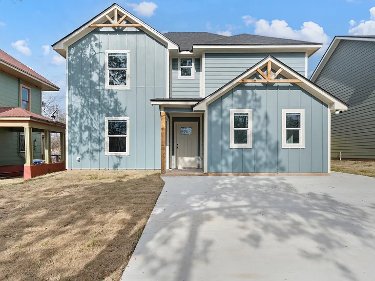 1909 Sanger Ave — Photo 1