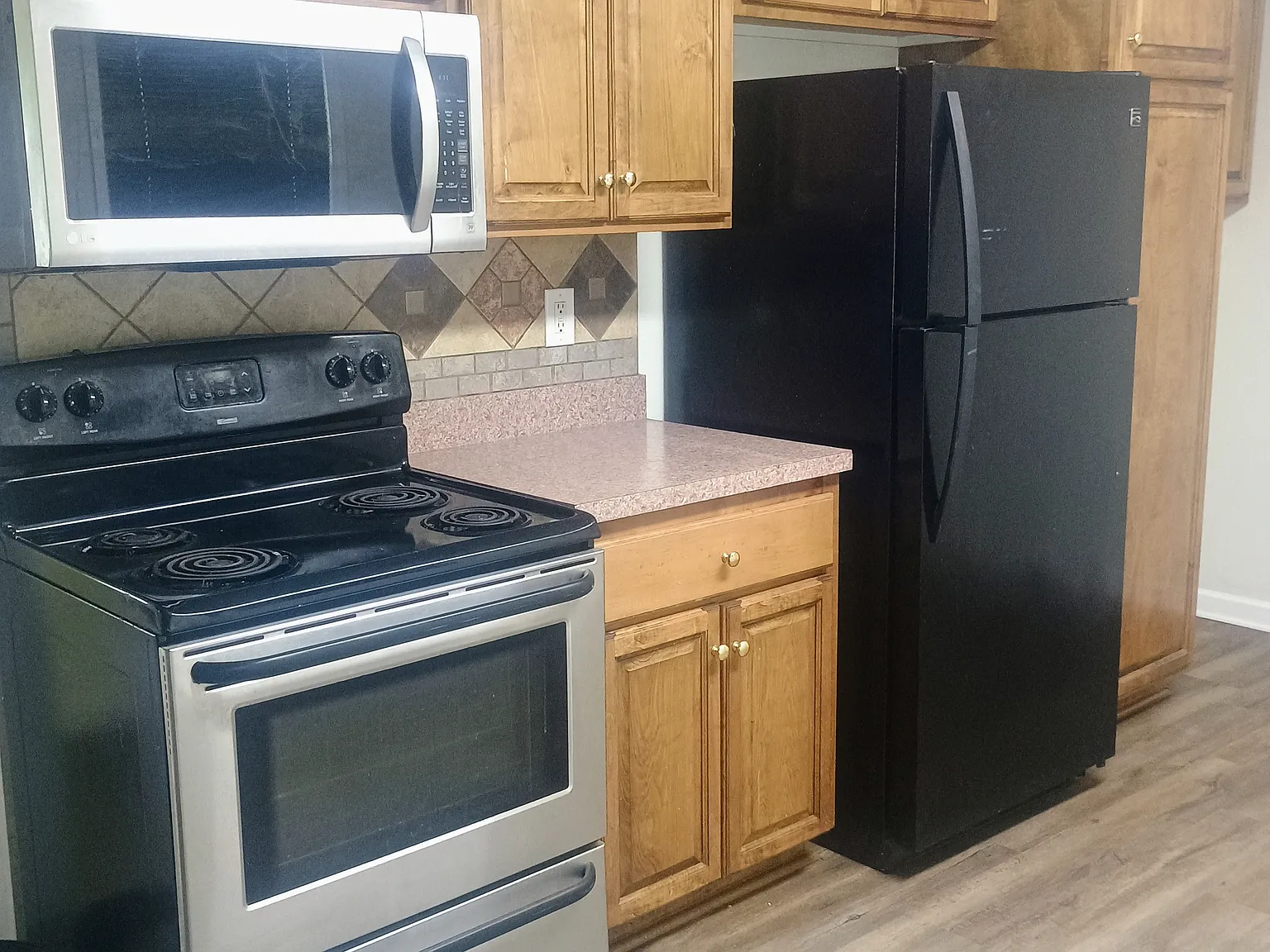3 bed, 950 sqft, $1,400 — Photo 3
